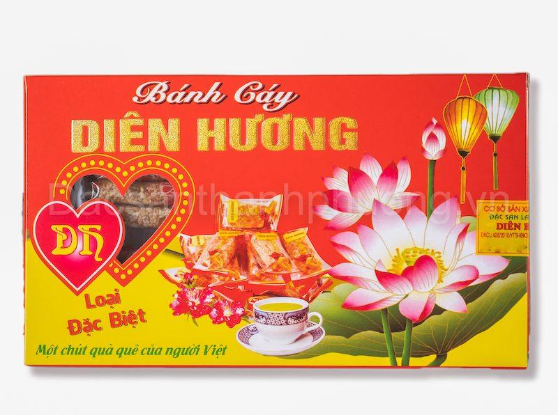 Mua sắm đặc sản Thái Bình tại chợ truyền thống, như bánh cáy hoặc gạo tám